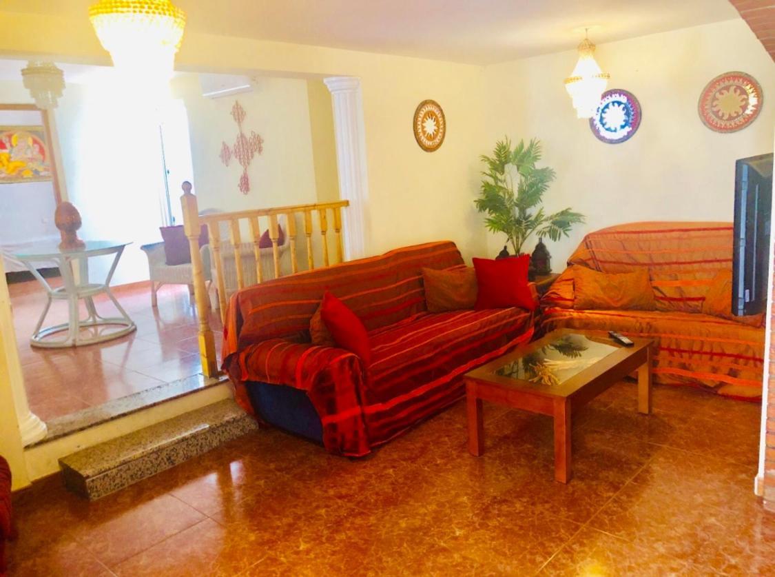 GRAN CASA con TERRAZA a 3 min Playa con Wifi - rodeada de servicios Roquetas de Mar Exterior foto