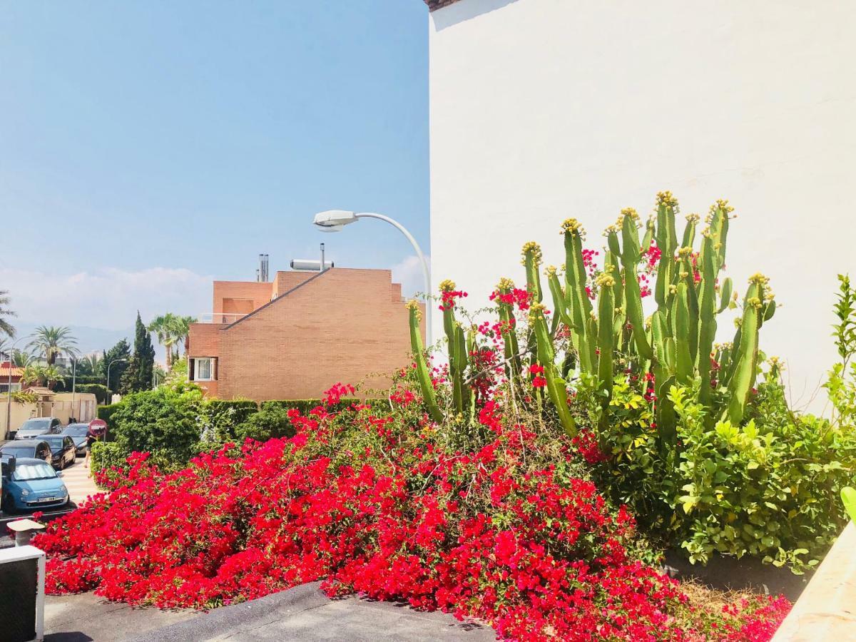 GRAN CASA con TERRAZA a 3 min Playa con Wifi - rodeada de servicios Roquetas de Mar Exterior foto