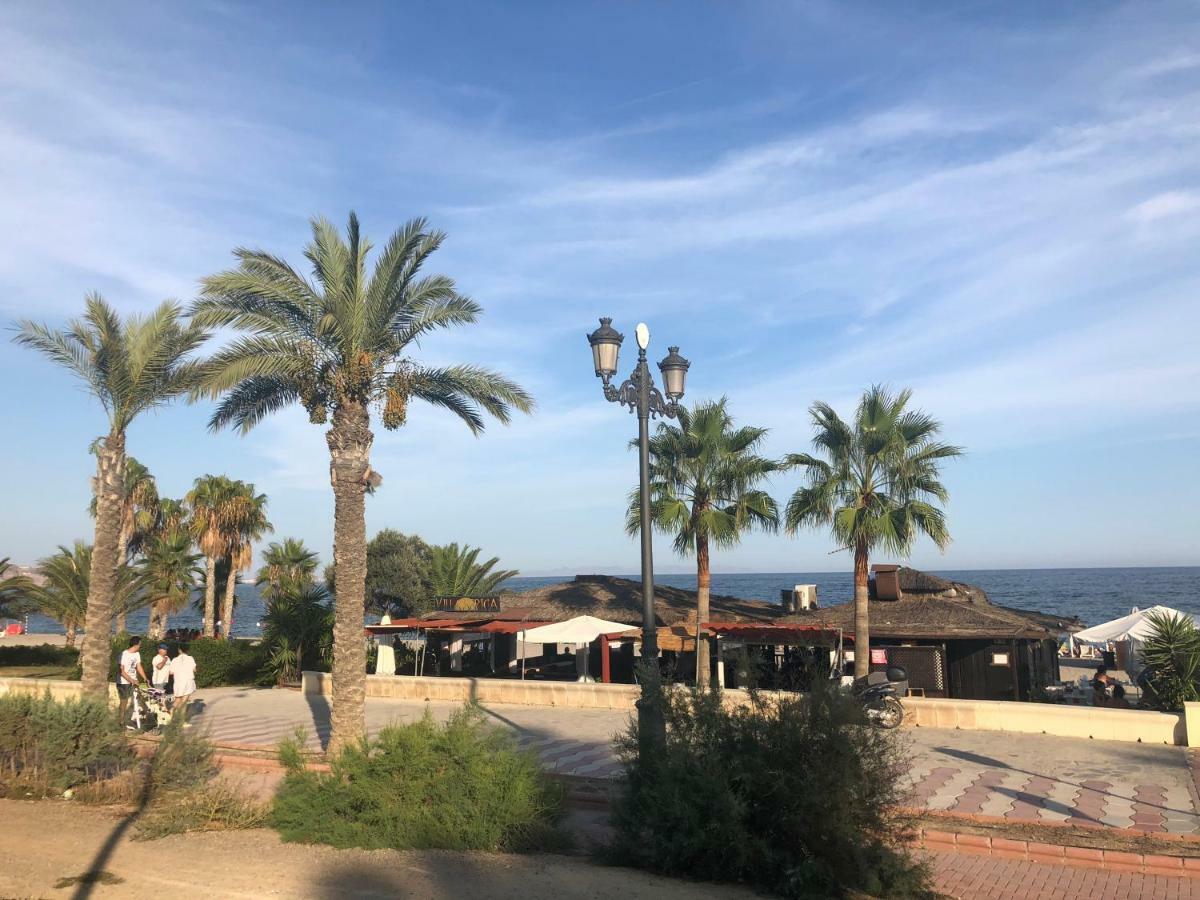 GRAN CASA con TERRAZA a 3 min Playa con Wifi - rodeada de servicios Roquetas de Mar Exterior foto