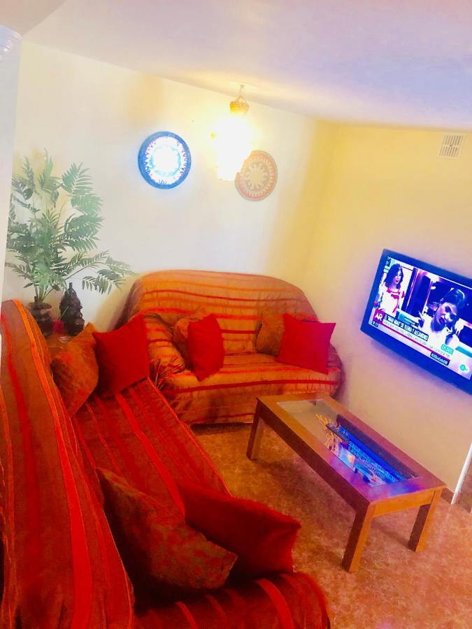GRAN CASA con TERRAZA a 3 min Playa con Wifi - rodeada de servicios Roquetas de Mar Exterior foto