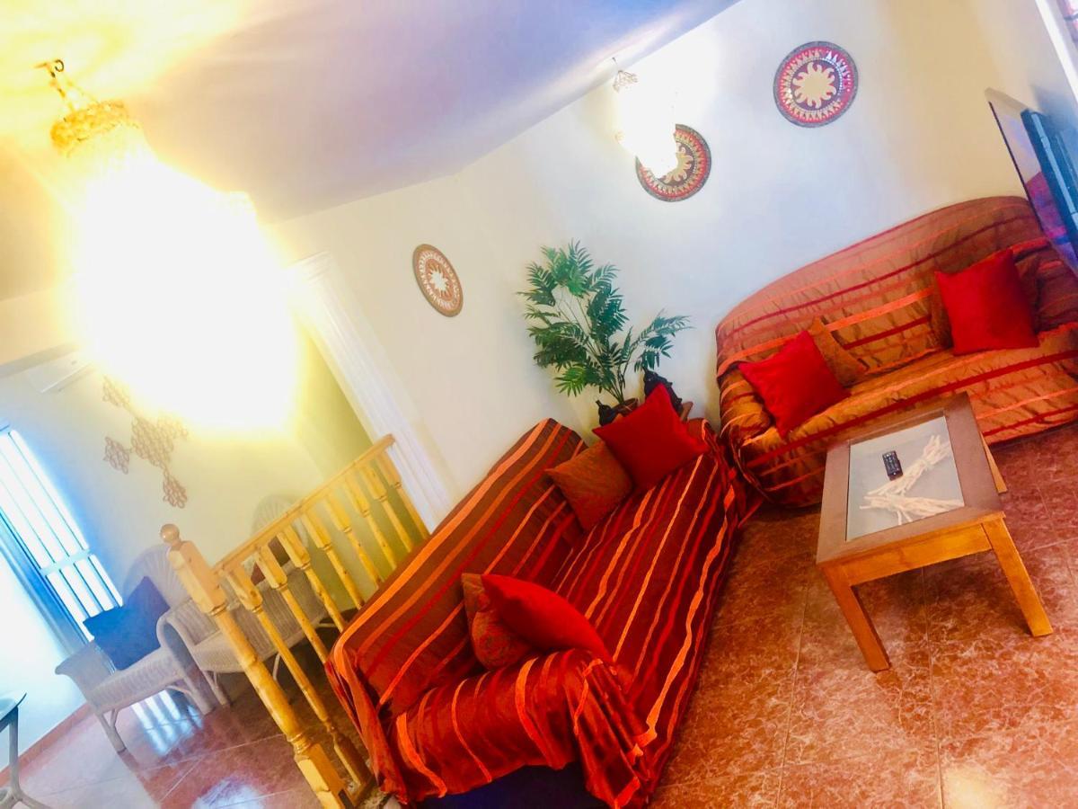 GRAN CASA con TERRAZA a 3 min Playa con Wifi - rodeada de servicios Roquetas de Mar Exterior foto
